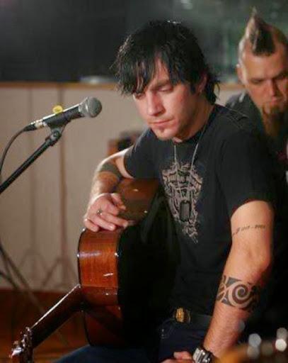   rtbands_bcv96: Rt if you wish a Happy birthday to
Adam Gontier 
Frontman of Three Days Grace and 