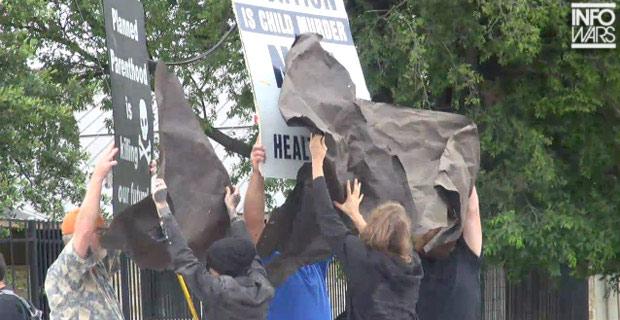 “Tolerant Liberals” Censor Free Speech, Burn Literature - infowars.com/tolerant-liber… #BlackLivesMatter