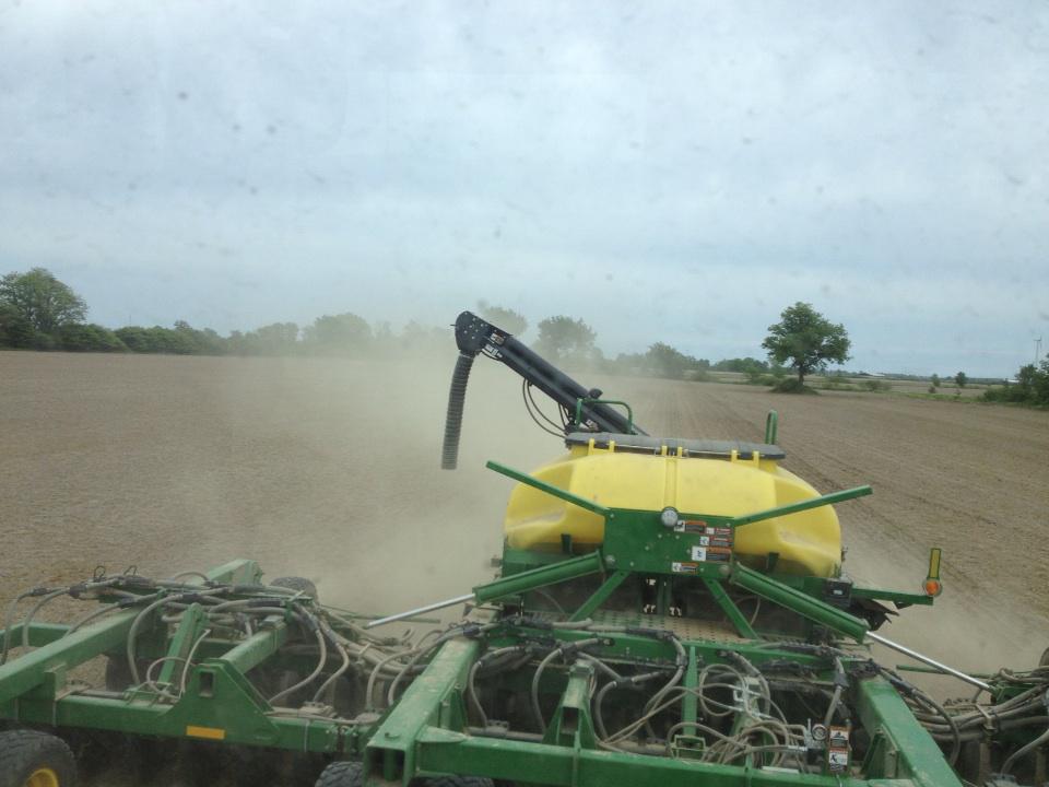 blake_vince's tweet photo. Same day, same planter/seeder, no #covercrop Look at the Dust!!! http://t.co/jB2cRXLV5h