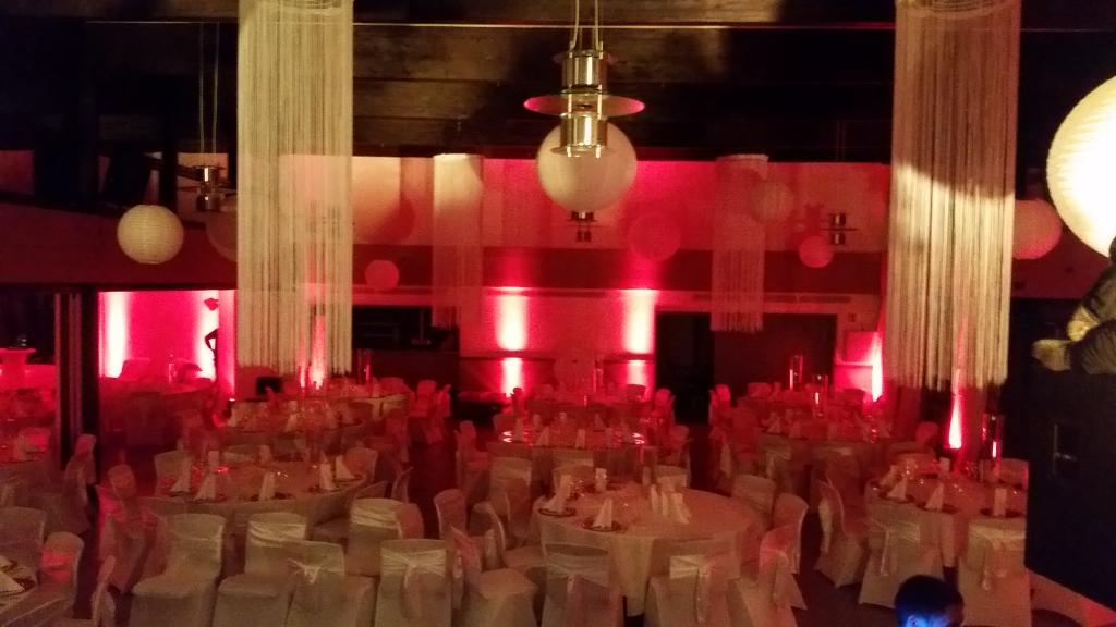 aeksmusik's tweet photo. Aufbau einer #Hochzeit http://t.co/N51zUDrQz0