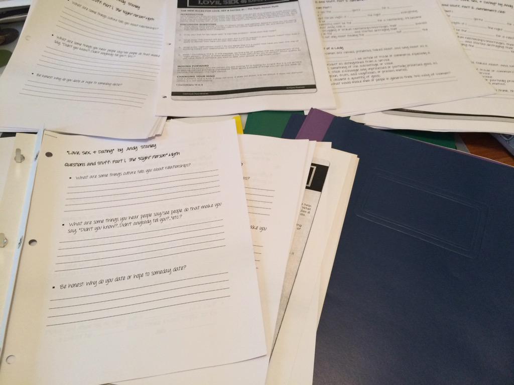 hollistaier's tweet image. Getting ready for tonight. It's a little obvious I have a degree in teaching. #notesnotesnotes #folderswithbrads