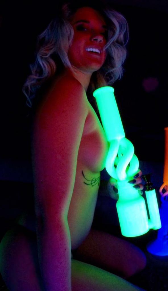 StonedBabez's tweet photo. A friend with weed is a friend indeed. http://t.co/oZQHW7Dri2