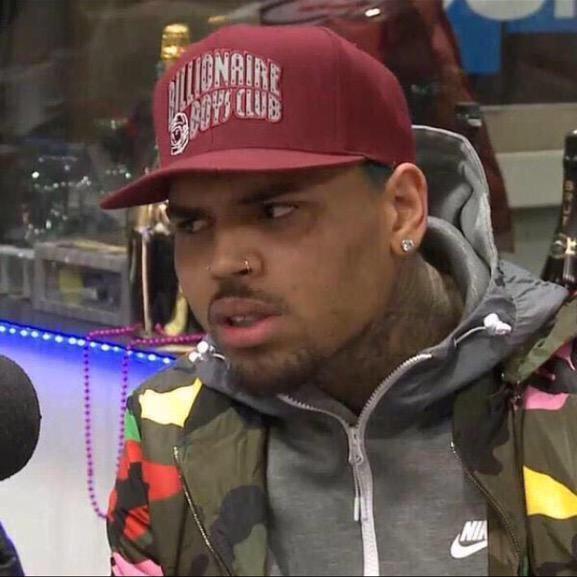 NOGOODQ's tweet photo. WHEN YOUR GIRL SAYS SOMETHING SMART TO YOU IN PUBLIC YOU LOOK AT HER LIKE "YOU KNOW ILL BEAT YOUR ASS LATER" http://t.co/47E3LFYpAr