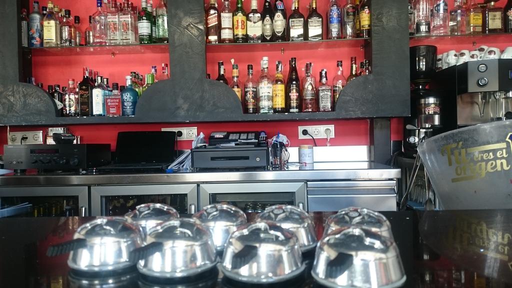 ZahoraCafeCopa1's tweet photo. Sabes que si ahí un pub en toda Sevilla sinónimo de cachinba este es Zahora!! PUES TOMATODAS LAS CACHIMBAS CON KALOUD http://t.co/tM6Y6WYGAb