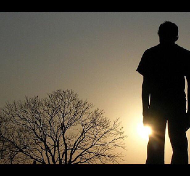 أسوء سجن نفسي من المُمگن أن تحبس فيه ذاتگ:
هو خوفگ من نظرة الآخرين وتحليل أفگارهم فيك بشگل مستمر.

#صبآح_الخير😎☕️

 ツ