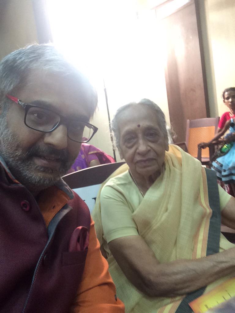 Actor_Vivek's tweet photo. பத்மபூஷன் டாக்டர் சாந்தா அவர்களுடன்! நம்மிடையே வாழும் நடமாடும் அன்னை தெரசா! http://t.co/hola8FVH9M