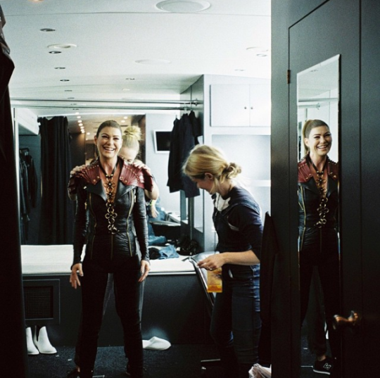 swiftworld13's tweet photo. Ellen Pompeo on set of the #BadBloodMuiscVideo http://t.co/Ve8QquPWCh