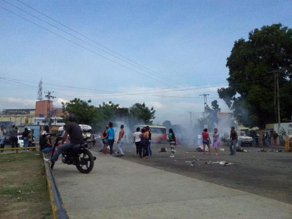 curiososnerd's tweet photo. #21M REPORTAN PROTESTA en #Naguanagua #Valencia  Cierran Av. Universidad altura Rio Sil, Agua #NOHAY http://t.co/LwLpsgfFhx