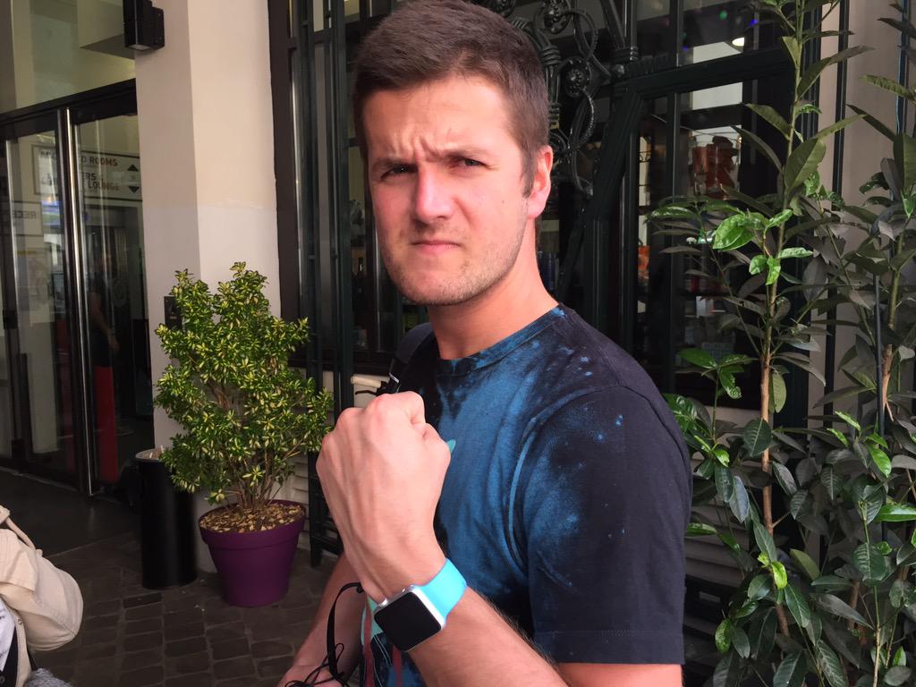 Frandroid's tweet photo. Y'a @gonzague qui est passé ce soir sa Apple Watch. Bouuuuuh ! ;-) #Bardroid http://t.co/G7gJtUOKXr