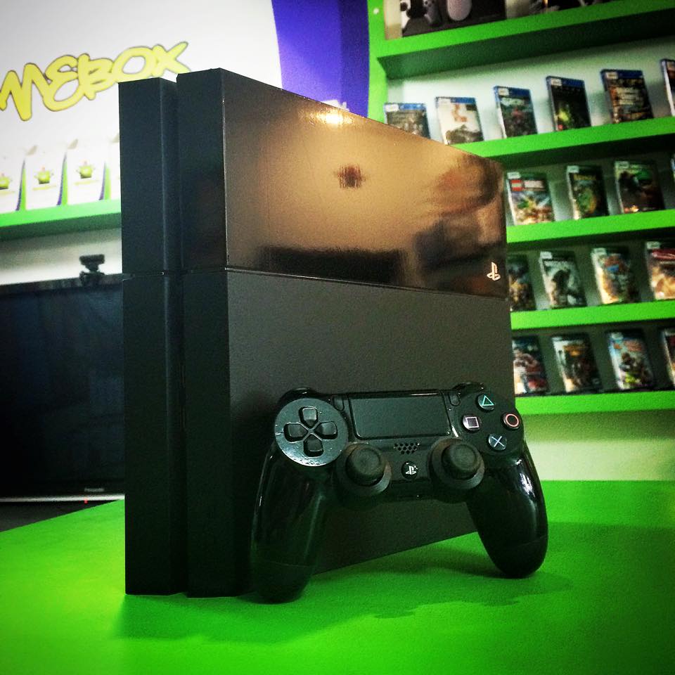 GprTutor's tweet image. Desafio! Oque esse PS4 tem de diferente? Quero ver quem acerta...