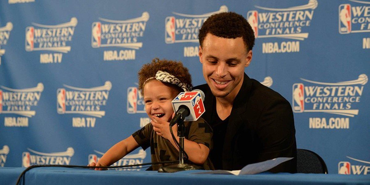 DeltaDefenseCT's tweet image. Steph Curry's Daughter, Riley Curry, Steals The Spotlight During Post-Game Press Conference - huff.to/1HthxG3