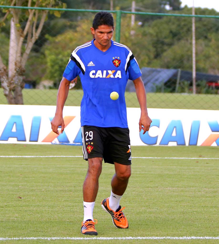 sportrecife's tweet photo. Após o treino desta quinta, o xerife Durval mostrou que zagueiro também tem habilidade.
 
#Qualidade #Diferenciado http://t.co/aXy9F9eyjT