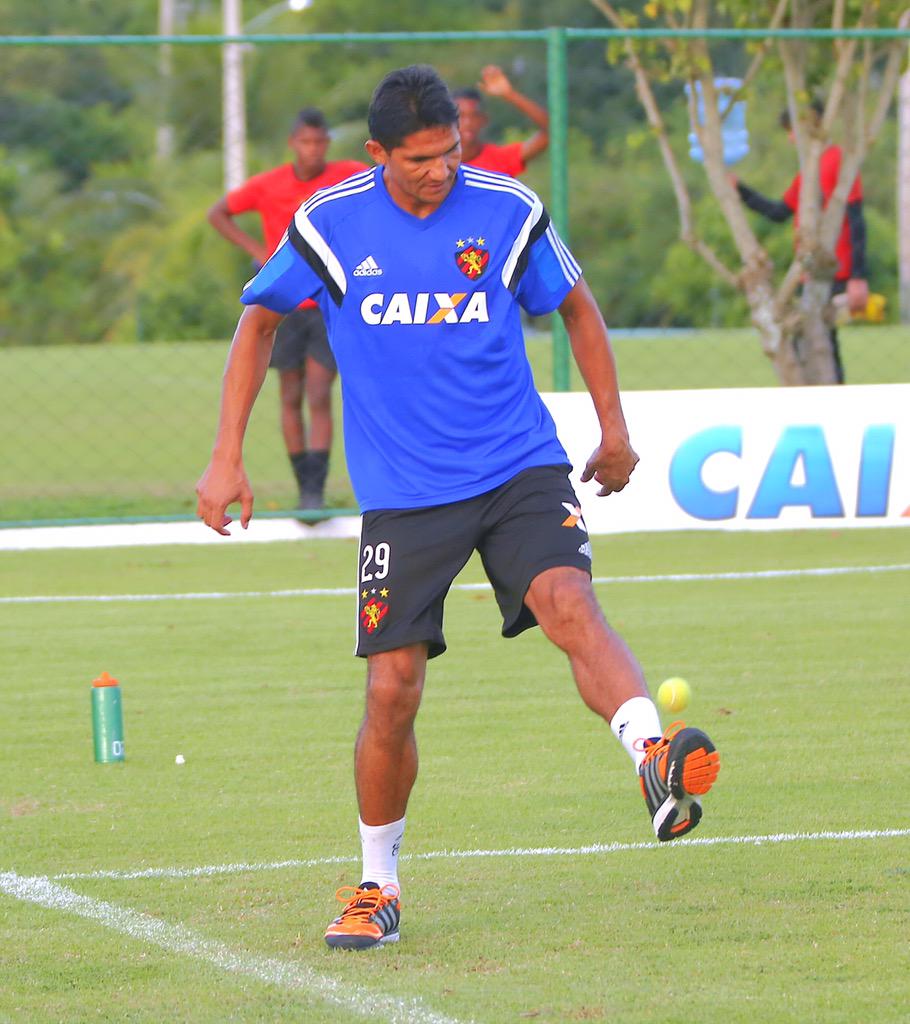 sportrecife's tweet photo. Após o treino desta quinta, o xerife Durval mostrou que zagueiro também tem habilidade.
 
#Qualidade #Diferenciado http://t.co/aXy9F9eyjT