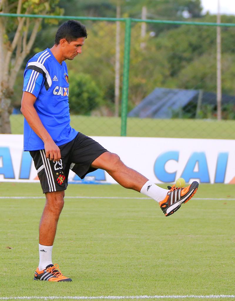 sportrecife's tweet photo. Após o treino desta quinta, o xerife Durval mostrou que zagueiro também tem habilidade.
 
#Qualidade #Diferenciado http://t.co/aXy9F9eyjT