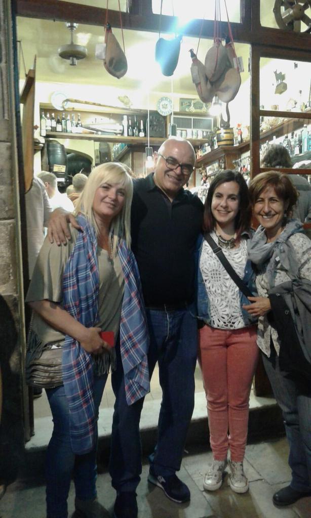 MartaCampmajo's tweet photo. El Xampanyet del carrer Montcada,  un lloc autèntic per anar a fer unes tapes. Molt recomanable. #barcelona http://t.co/I1qIhCgt0E