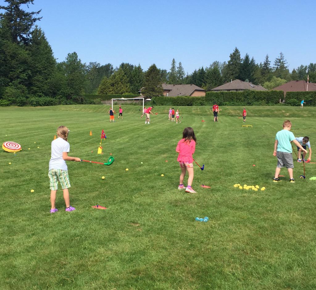 saundersrodgers's tweet photo. Another awesome day #BlueMtnElementary w our InSchool program! Having fun &amp; improving w @snaggolf #firstswingcanada http://t.co/JyKyQNblxo