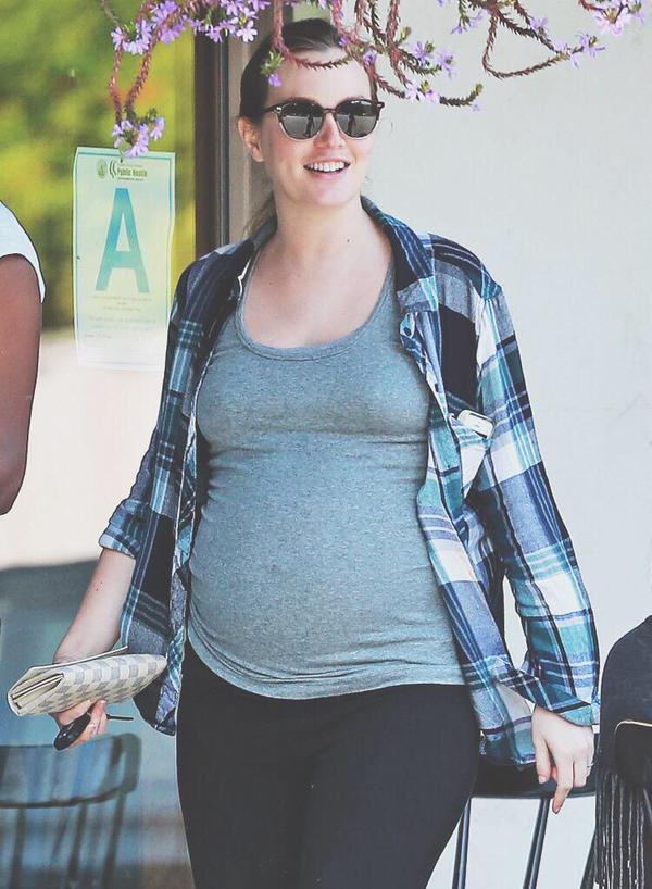 GossipGirlBasic's tweet photo. OMG OMG B IS PREGNANT 😍😍 http://t.co/ZEKnBRd33R