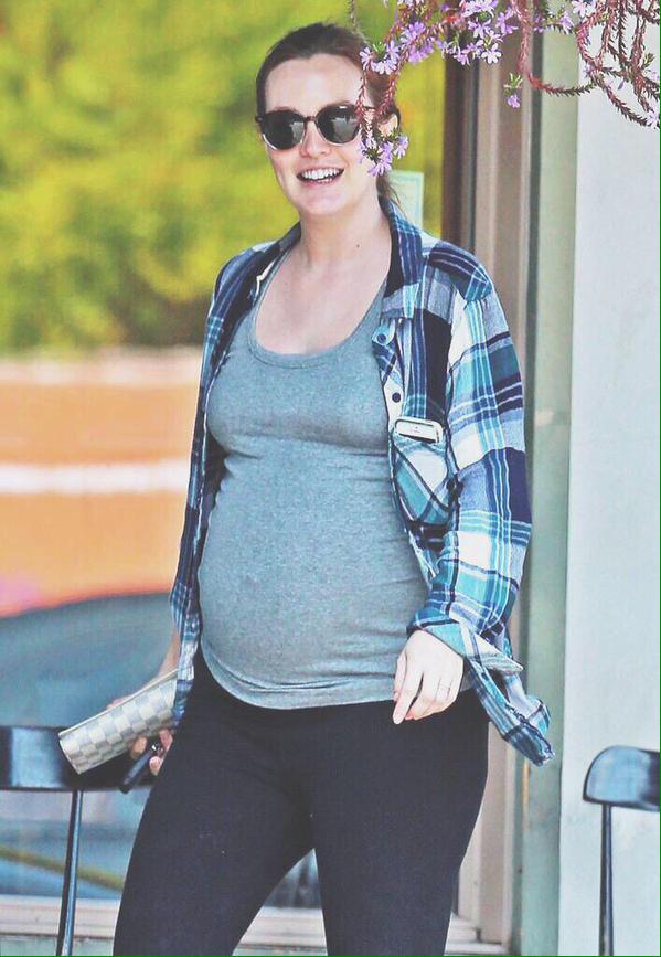GossipGirlBasic's tweet photo. OMG OMG B IS PREGNANT 😍😍 http://t.co/ZEKnBRd33R