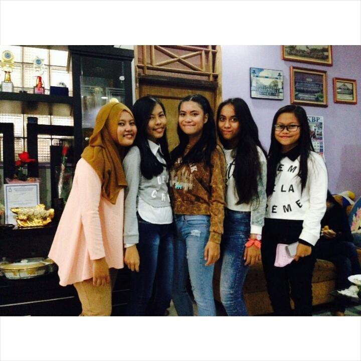 Theannkeygirls's tweet photo. Paling kiri difoto itu ada keyra,sebelah keyra ada yunkey,ditengah ada dinkey,sampingnya nomkey,terakhir yukey♥ http://t.co/TniAUUFLHv