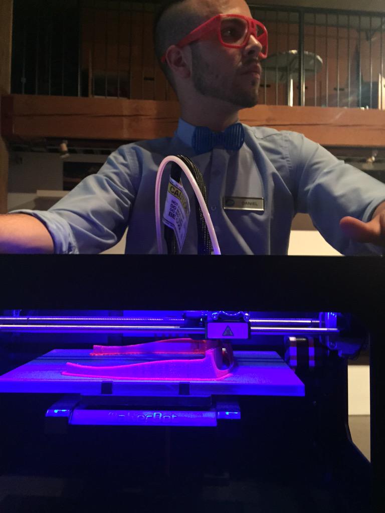 FashionArtTO's tweet photo. Live 3D printing these sweet shades by @proto3000 @cirque_it #cirqueit http://t.co/vrsEc1lJij