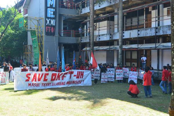 tribuntimur's tweet photo. DILARANG Berorganisasi, Organisasi Kemahasiswaan Fak Teknik Unhas Demo Rektorat Minta Kebebasan Berorganisasi http://t.co/fpkYCbfHJs