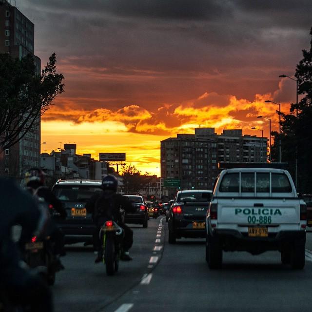 ELTIEMPO's tweet photo. El atardecer de hoy en Bogotá, parece envolver en llamas a la ciudad. La fotografía fue to… http://t.co/V2C21dMWp1 http://t.co/RuIwGsSRun