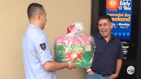 EricEstrada713's tweet photo. Custom Made Dos XX's Gift basket for Raul!! #MVP #ATL #MgrOuting #todayschilis #bigred @kwilliamson77 @ChiliheadTim http://t.co/oIYgPMGQYf