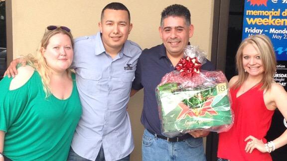 EricEstrada713's tweet photo. Custom Made Dos XX's Gift basket for Raul!! #MVP #ATL #MgrOuting #todayschilis #bigred @kwilliamson77 @ChiliheadTim http://t.co/oIYgPMGQYf