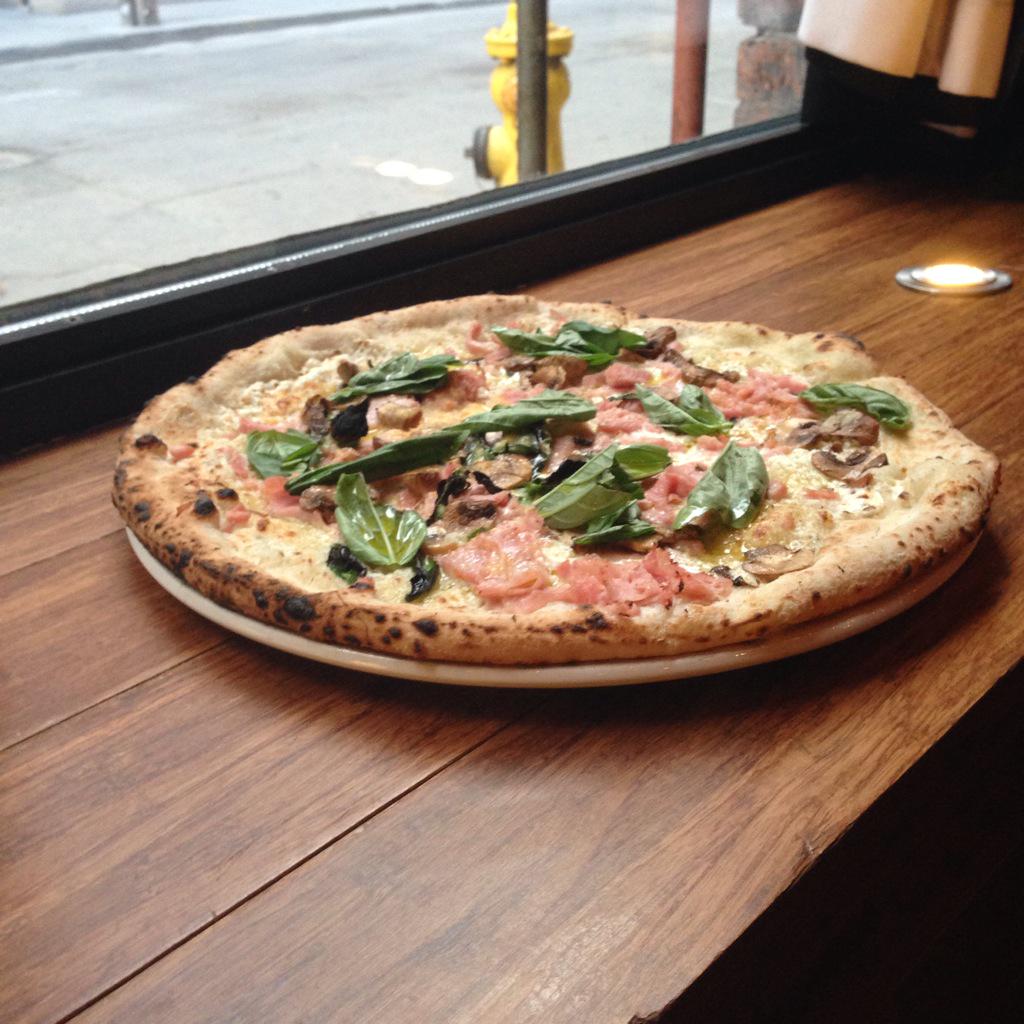 Of course <a href="/BuonanotteTO/">BuonanotteTO</a> serves what their best known for: pizza! #buonatosummer @KaryzmaAgency