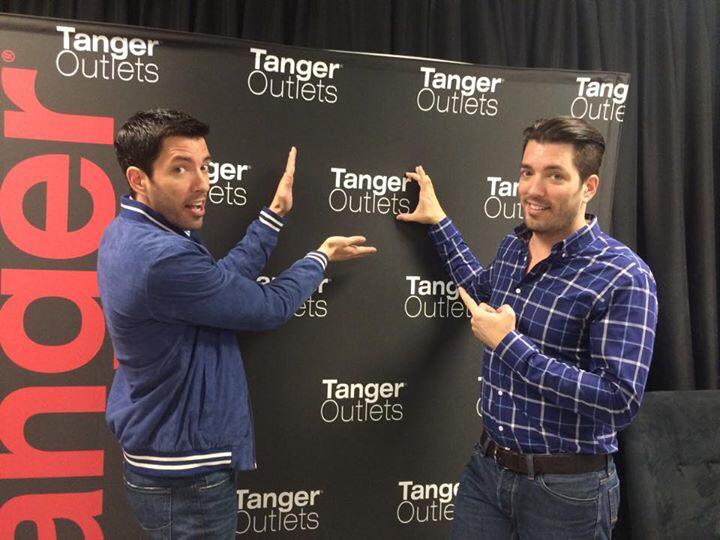 leighmboyer's tweet photo. Grand Opening at Tanger Outlets Foxwoods with The Property Brothers! #drewscott #silverscott #lovemyjob http://t.co/WO1Mnw1kyM
