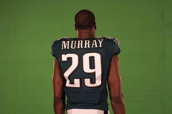 EaglesMexico's tweet photo. RB en la sesion de fotos de "Sunday Night Football" http://t.co/9hvXyX06zM