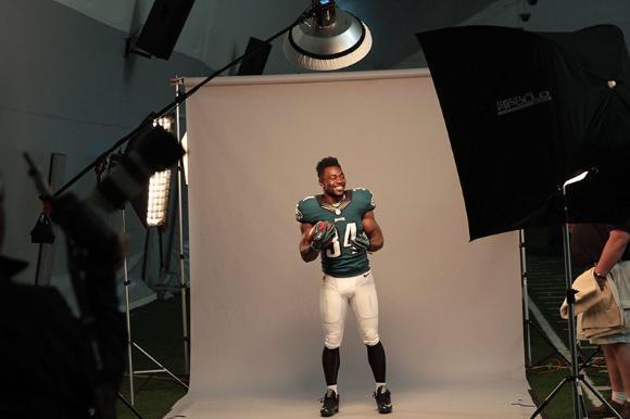 EaglesMexico's tweet photo. RB en la sesion de fotos de "Sunday Night Football" http://t.co/9hvXyX06zM