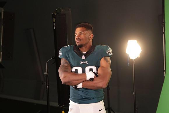 EaglesMexico's tweet photo. RB en la sesion de fotos de "Sunday Night Football" http://t.co/9hvXyX06zM