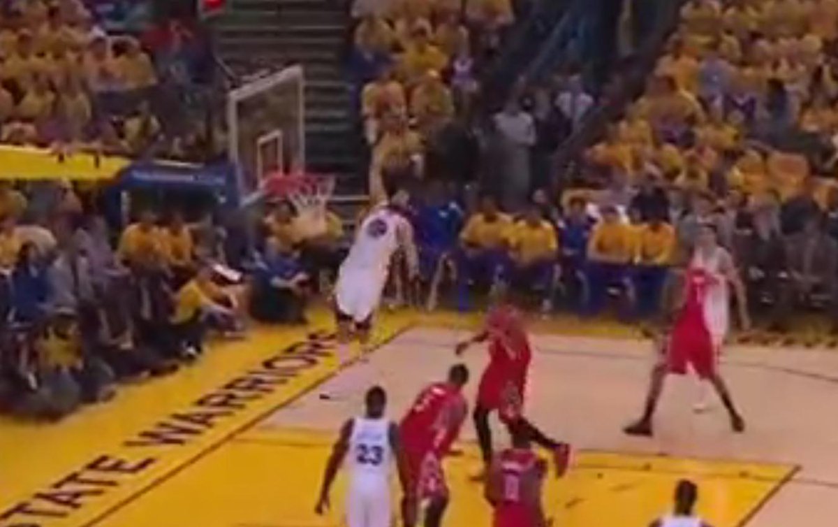 BleacherReport's tweet photo. Andrew Bogut gets way up for an alley-oop lob from Steph Curry http://t.co/TfuFLdy8iM http://t.co/KSKOx6cbhM