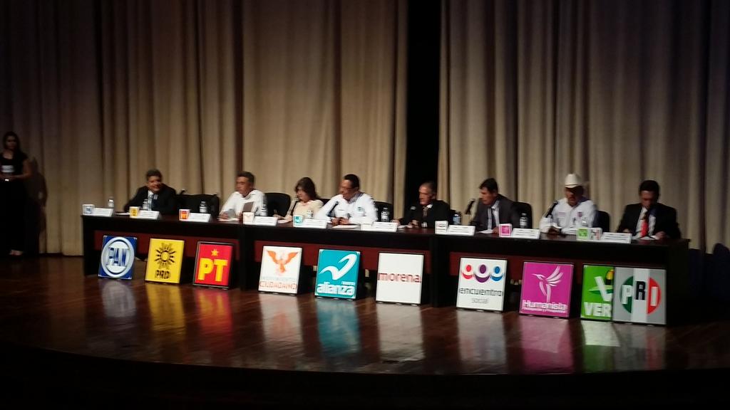 alfrednaca's tweet photo. NUESTROCANDIDATO #PROFR.JAVIERCEBALLOS#HABLANDO DETEMASEDUCATIVOS#VAMOSGANANDOELDEBATE#NUEVA ALIANZA#ILUMINANDOELMAYO http://t.co/XxFAEIS0Mc