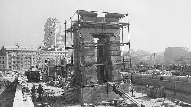Madtourmisterio's tweet photo. Imágenes de la llegada y de la construcción del @templodedebod en #Madrid http://t.co/a6R7qCCeCS