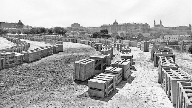 Madtourmisterio's tweet photo. Imágenes de la llegada y de la construcción del @templodedebod en #Madrid http://t.co/a6R7qCCeCS