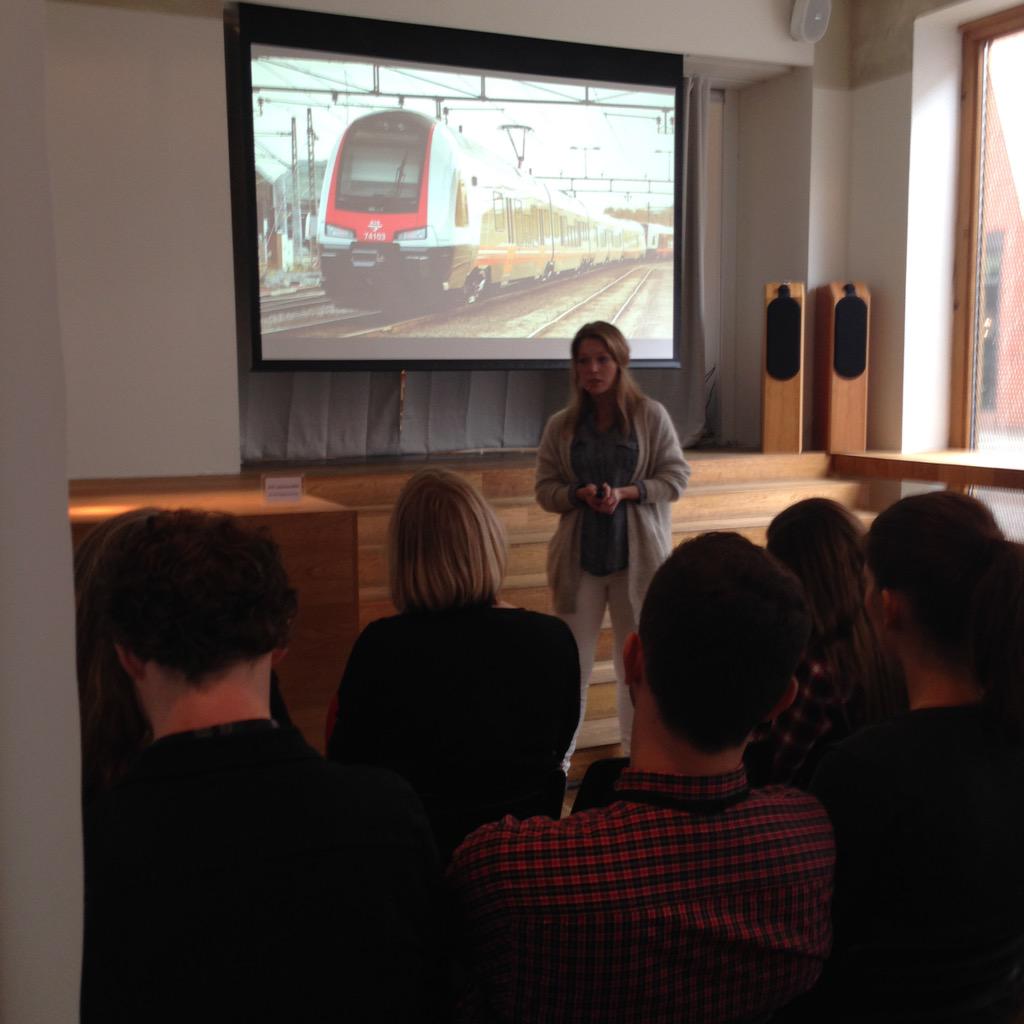 TinyElephantno's tweet image. På Breakfast Club med @making_waves