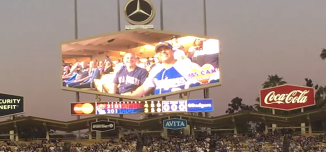 radiometropo's tweet photo. La “Kiss Cam” los apuntó y se convirtieron en el beso más aplaudido de la historia -> http://t.co/rzalkSRyS0 http://t.co/UW4CVt0ErN