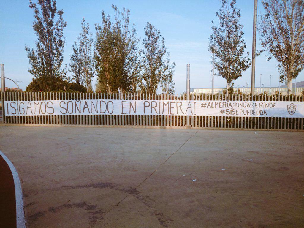 U_D_Almeria's tweet photo. Los sueños se pueden cumplir... ¡Equipo y afición de primera! #AlmeriaNuncaSeRinde #SiSePuedeUDA http://t.co/2pdS961nfQ