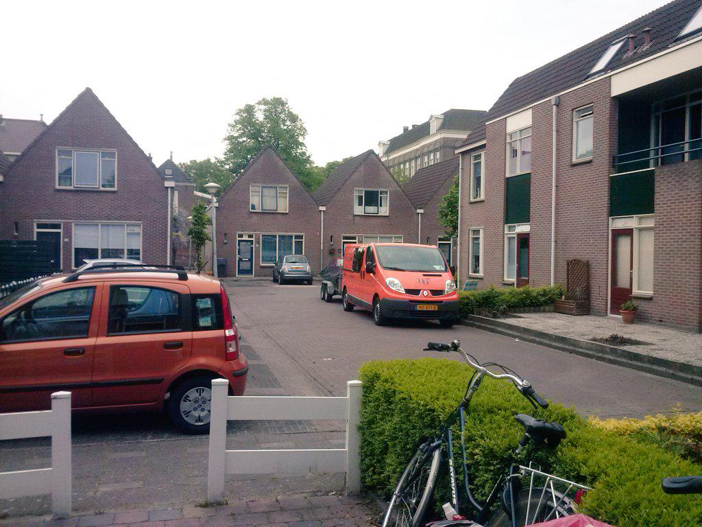 Hee wat leuk, een bus van <a href="/WoningKampen/">Woning bestrating</a> bij mij in de straat.