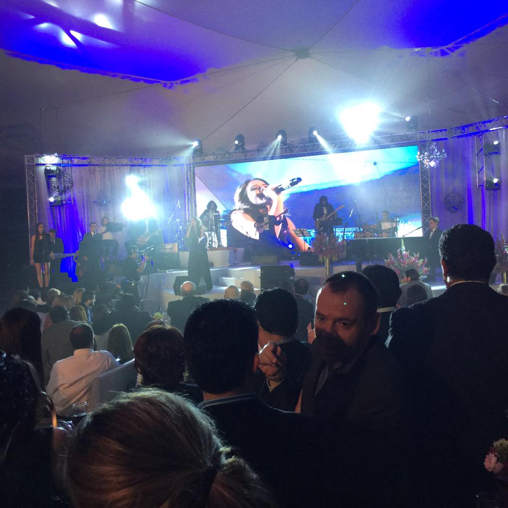 KruizGuate's tweet photo. Lleno total en el lanzamiento del álbum #EsUnViaje de @zelayasteph! FELICITACIONES!! #ZS2015 #OrgulloChapin 😉👍 http://t.co/MWUxz2nKNv
