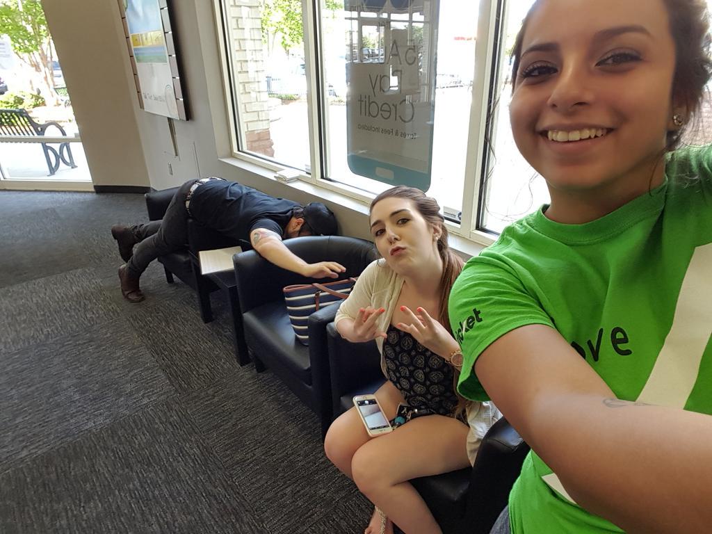 dgucrre0's tweet photo. Don't worry about the guy in the back fighting for air. Is this what women want @you_rox http://t.co/Xg9btiwQH9