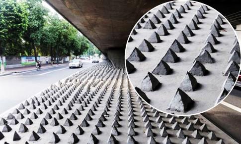 GetThemHousing's tweet photo. Incredible how China put this spikes so homeless can not sleep there! Instead of helping them to get a home or a job! http://t.co/H1weuH7Opk