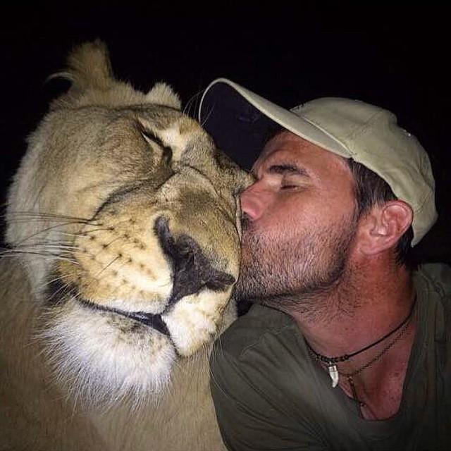 EarthPix's tweet photo. Best Friends 😍 | Photograph by Kevin Richardson http://t.co/NXrW5y43TT