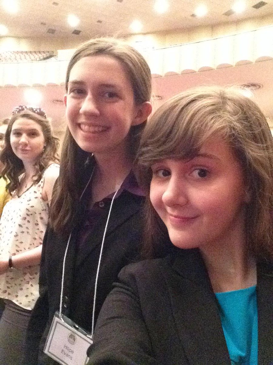 TheQueenofAstia's tweet photo. Selfie chain selfie! With Hope! #NITOC2015 #531selfies http://t.co/JqeP901hyJ