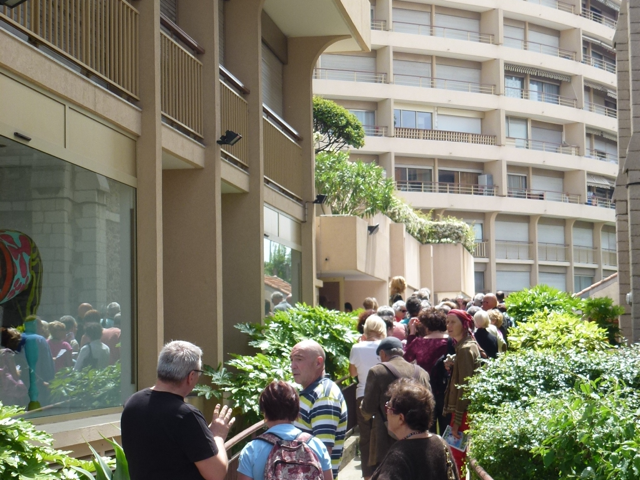 Antrian penonton yang antusias menunggu screening Tabula Rasa. #EFXgoesCannes #Cannes2015 #CannesFilmFestival