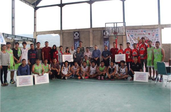 JBBCXIV's tweet photo. Foto seluruh Tim Juara JBBC XIV bersama Wadek III,Kasubag Akademik dan Kasubag Tata Usaha FHUA👏🎉 http://t.co/mhU4RvOEc5
