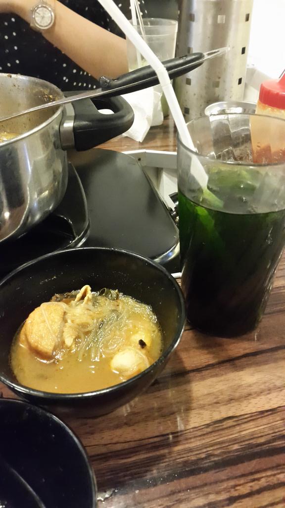 rizka_desti's tweet photo. Happy Lunch Happy tummy, @PSYbandung yummy 🍖🍗🍡 http://t.co/PoMgWkS4oD