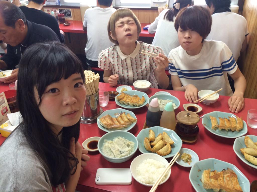 SHISHAMO_BAND's tweet photo. 先ほど宇都宮に到着し、松岡は初のみんみん本店に来て餃子を食べました！！！アツアツで極ウマでした。餃子パワーで今日も頑張りたいと思います∠(  ˙-˙ )／(松岡) http://t.co/nI9SqVhrgT